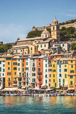 Porto Venere, İtalya - Haziran 2019: Porto Venere,Porto Venere, Liguria koyu eski ev ve tekneler, İtalya renkli evler