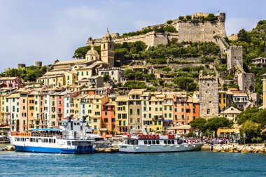 Porto Venere, İtalya - Haziran 2019: Porto Venere,Porto Venere, Liguria koyu eski ev ve tekneler, İtalya renkli evler