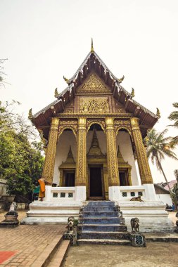 Luang Prabang, Laos - Nisan 2019: Luang Prabang, Laos'taki geleneksel küçük Budist tapınağı