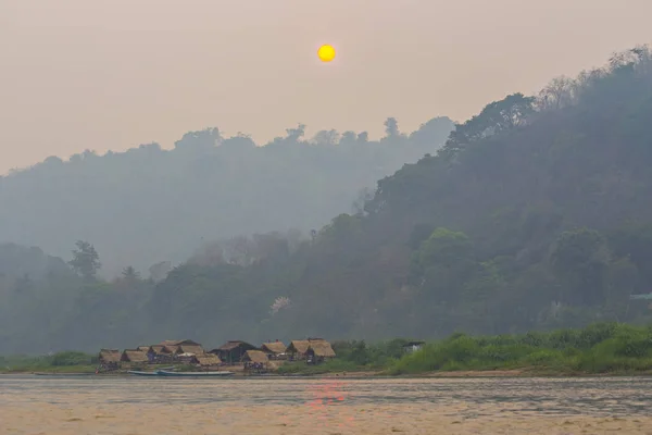 老挝勃拉邦 2019年4月 湄公河上美丽的日落 河岸上有小村庄房屋 老挝勃拉邦 — 图库照片