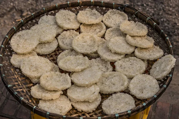 Tepside kuru pirinç ya da kurabiye, geleneksel Asya yemekleri, Laos.
