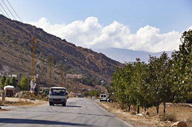 Lübnan - Ekim 2019: Lübnan kırsalında Suriye, Bekaa vadisi, Lübnan sınırına yakın yol
