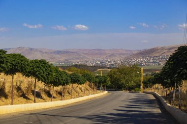 Lübnan - Ekim 2019: Lübnan kırsalında Suriye, Bekaa vadisi, Lübnan sınırına yakın yol