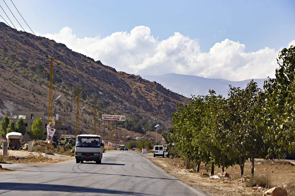 Lübnan - Ekim 2019: Lübnan kırsalında Suriye, Bekaa vadisi, Lübnan sınırına yakın yol