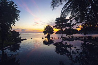 Koh Tao, Tayland - Nisan 2019: Koh Tao'da muhteşem gün batımı. Koh Tao, Samui, Tayland açık perspektif ile yüzme havuzu yakınında Gün batımı 