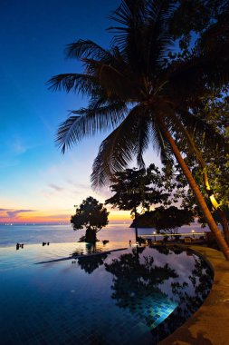 Koh Tao, Tayland - Nisan 2019: Koh Tao'da muhteşem gün batımı. Koh Tao, Samui, Tayland açık perspektif ile yüzme havuzu yakınında Gün batımı 