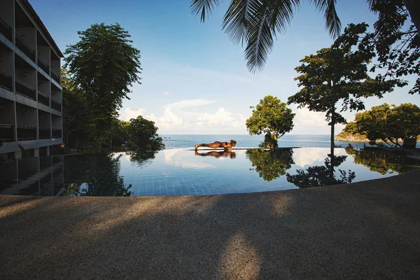 Koh Tao Tailandia Abril 2019 Mujer Haciendo Yoga Cerca Piscina — Foto de Stock