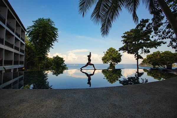 Koh Tao Tayland Nisan 2019 Yüzme Havuzuyakınında Yoga Yapan Kadın — Stok fotoğraf