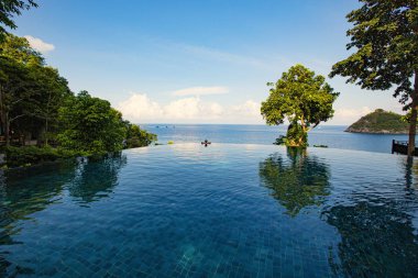 Açık bakış açısı ile yüzme havuzunda Kadın geri görünümü, Koh Tao, Tayland