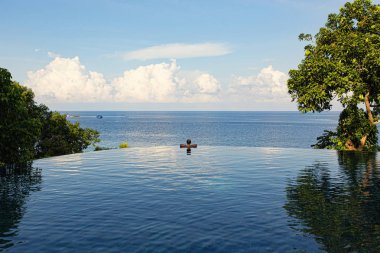Açık bakış açısı ile yüzme havuzunda Kadın geri görünümü, Koh Tao, Tayland