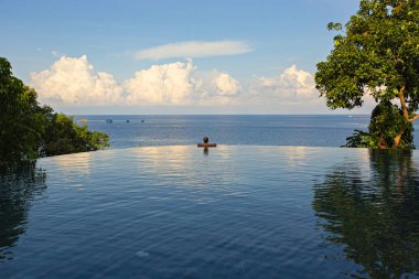 Açık bakış açısı ile yüzme havuzunda Kadın geri görünümü, Koh Tao, Tayland