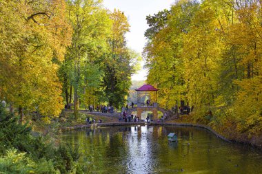 Bila Tserkva, Ukrayna - Ekim 2018: Ukrayna 'da altın sonbahar. Sonbahar parkındaki çimlerde insanlar, Ukrayna 'da güzel bir sonbahar mevsimi.