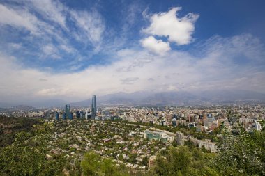 Santiago, Şili - Şubat 2019: San Cristbal Hill, Şili şehir merkezinden Santiago 'nun hava görüntüsü