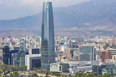 Santiago, Şili - Şubat 2019: San Cristbal Hill, Şili 'deki Santiago iş merkezinin hava görüntüsü