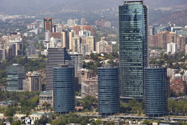 Santiago, Şili - Şubat 2019: San Cristbal Hill, Şili 'deki Santiago iş merkezinin hava görüntüsü
