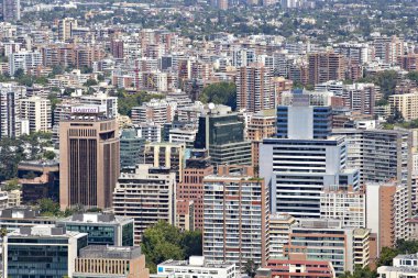 Santiago, Şili - Şubat 2019: San Cristbal Hill, Şili 'deki Santiago iş merkezinin hava görüntüsü