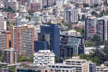 Santiago, Şili - Şubat 2019: San Cristbal Hill, Şili 'deki Santiago iş merkezinin hava görüntüsü