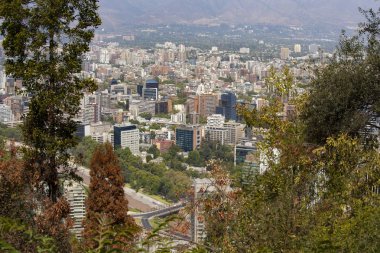 Santiago, Şili - Şubat 2019: San Cristbal Hill, Şili 'deki Santiago iş merkezinin hava görüntüsü