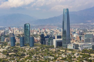 Santiago, Şili - Şubat 2019: San Cristbal Hill, Şili 'deki Santiago iş merkezinin hava görüntüsü