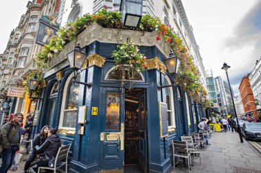 Londra, Birleşik Krallık - Ekim 2019: Eski geleneksel Bar, Bira Fabrikası, Londra 'nın merkezinde çiçeklerle süslenmiş bar girişi