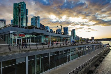 Vancouver, Kanada - Ekim 2019 Vancouver şehir merkezi silueti. Vancouver Kongre Merkezi yakınında güzel bir gün batımı, British Columbia, Kanada