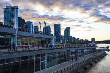Vancouver, Kanada - Ekim 2019 Vancouver şehir merkezi silueti. Vancouver Kongre Merkezi yakınında güzel bir gün batımı, British Columbia, Kanada