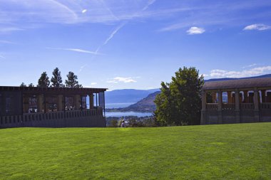 Kelowna, Kanada - Eylül 2019: Kelowna Hill kasabasındaki Mission Hill Şaraphanesi, British Columbia, Kanada