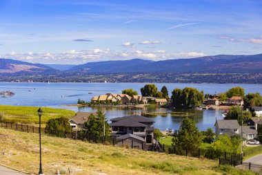 Kelowna, Kanada - Eylül 2019: Kanada 'nın Britanya Kolumbiyası' ndaki Okanagan Gölü üzerindeki Kelowna Hill kasabasında güzel manzara