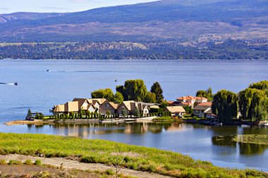 Kelowna, Kanada - Eylül 2019: Kanada 'nın Britanya Kolumbiyası' ndaki Okanagan Gölü üzerindeki Kelowna Hill kasabasında güzel manzara