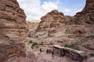 Ürdün çölündeki Rocky kumtaşı dağları Petra antik kasabası, Ürdün yakınlarındaki