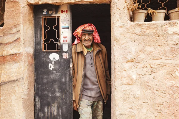 Wadi Musa Giordania Marzo 2019 Vecchio Beduino Che Guarda Fuori — Foto Stock