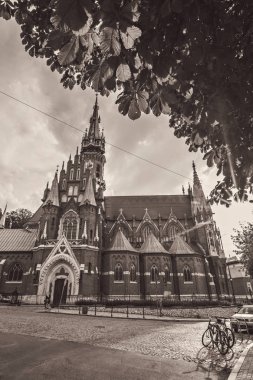 Krakow, Polonya - Ağustos 2019: Krakw, Polonya 'da güneşli bir günde St. Joseph Kilisesi' nin güzel dış görünüşü