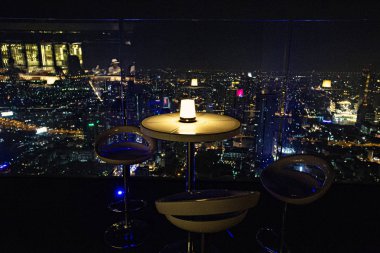 Bangkok, Tayland - Nisan 2019: Bangkok, Tayland 'daki King Power Mahanakhon gökdeleninin tepesindeki açık hava restoranında gece manzarası