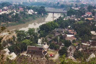 Luang Prabang, Laos - Nisan 2019: Luang Prabang, Laos 'un Vintage fotoğrafı. Luang Prabang Şehri ve Mekong Nehri 'nin tepeden görünüşü, Luang Prabang, Laos