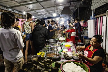 Luang Prabang, Laos - Nisan 2019: Luang Prabang, Laos 'ta gıda tezgahı. Yerel halk Laos gece pazarında yiyecek satıyor.