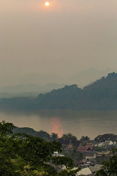 2019年4月 老挝卢安普拉邦 从日落的小山俯瞰卢安普拉邦市和湄公河 — 图库照片
