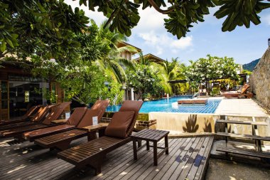 Koh Tao, Tayland - Nisan 2019: Koh Tao, Tayland 'daki tropik tatil beldesinde yüzme havuzu ve güneş yatakları