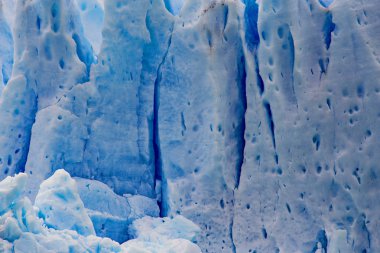 Buzul kapanıyor. Mavi kutup buzu. Perito Moreno Buzulu Patagonya, Arjantin 'de. Mavi buz arkaplanı.