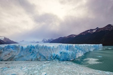 Arjantin, Patagonya 'daki Los Glaciers Ulusal Parkı' ndaki Perito Moreno Buzulu. Mavi buzul, antik buz, El Calafate, Patagonya. Mavi buz yakın, buz arkaplan.