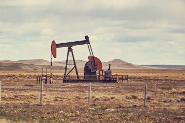 Tierra Del Fuego, Arjantin - Şubat 2019: Küçük petrol kuyusu, Tierra del Fuego, Paragonya, Arjantin