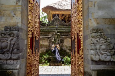 UBUD, INDONESIA - Mart 2020: Ubud Sarayı 'nın iç bahçesi, Ubud Sarayı, Bali, Endonezya' daki mimari ayrıntılar