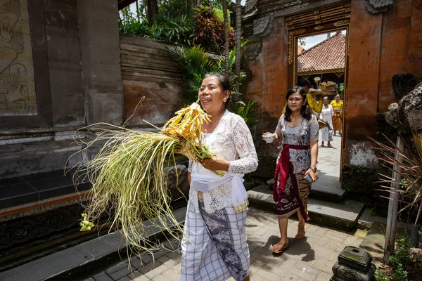 Ubud Indonesia Marzo 2020 Mujer Balinesa Que Trae Ofrenda Los — Foto de Stock