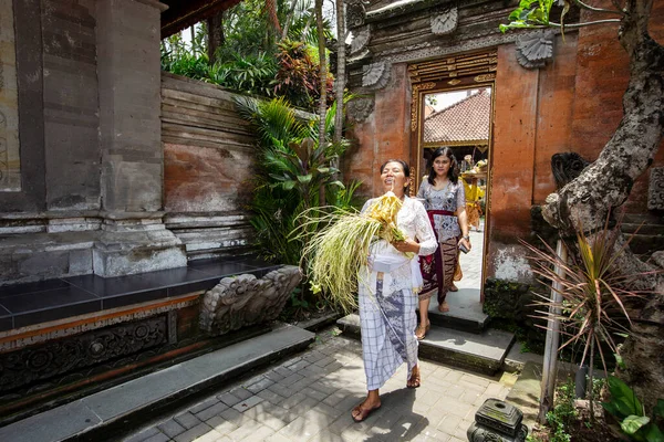 Ubud Indonesia Marzo 2020 Mujer Balinesa Que Trae Ofrenda Los — Foto de Stock