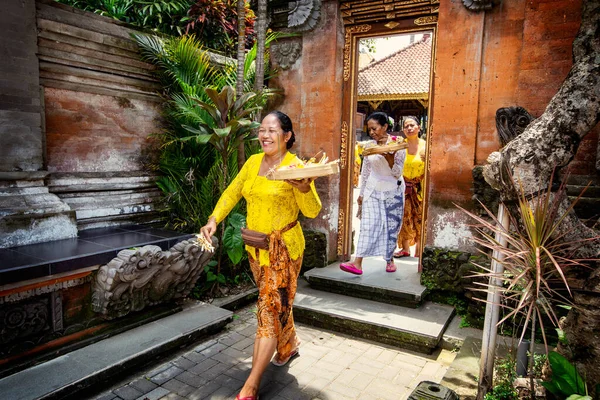 Ubud Indonesia Marzo 2020 Mujer Balinesa Que Trae Ofrenda Los — Foto de Stock