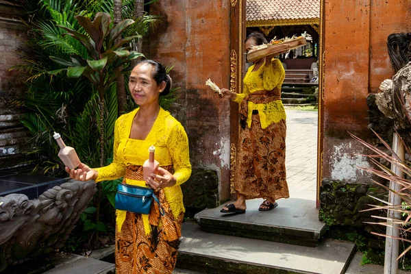 Ubud Indonesia Marzo 2020 Mujer Balinesa Que Trae Ofrenda Los — Foto de Stock