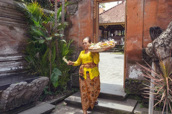 Ubud Indonesia Marzo 2020 Mujer Balinesa Que Trae Ofrenda Los — Foto de Stock