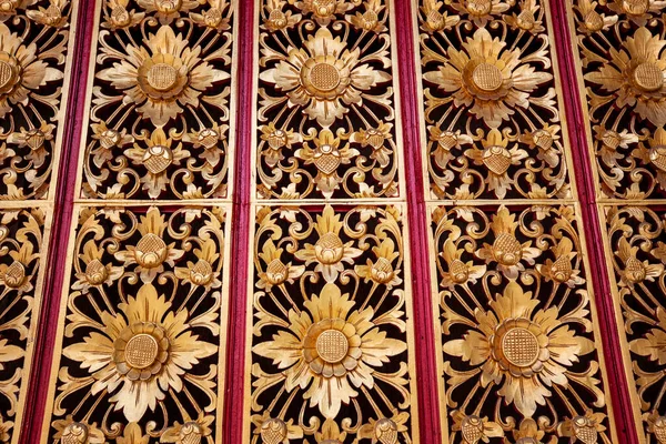 印度尼西亚巴厘岛乌布德宫 巴厘寺庙的建筑细节 精美的雕刻 金色和红色的彩绘寺庙窗户 — 图库照片