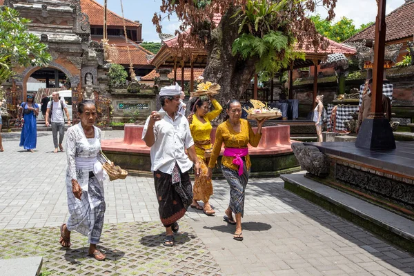 Ubud Indonesia Marzo 2020 Mujer Balinesa Que Trae Ofrenda Los — Foto de Stock