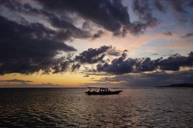 GILI INDONEZYA - Şubat 2020: Gili Hava Adası 'nda renkli gökyüzü ve deniz teknesi, Bali, Endonezya