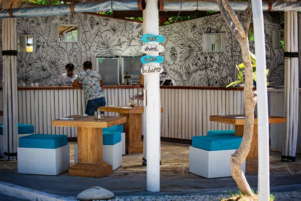 Gemütliches Strandcafé Mit Holzmöbeln Und Bar Auf Gili Air Bali — Stockfoto